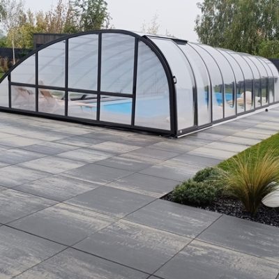 Nowoczesny basen w ogrodzie projektu Avangard