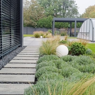 Rabata ogrodowa z lawendą