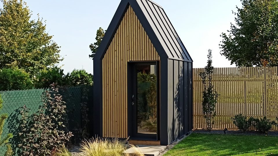 Domek narzędziowy w ogrodzie