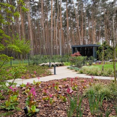 Ogród koło Jarocina widziany z różnych perspektyw - harmonijne połączenie z lasem