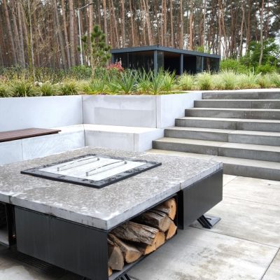 Nowoczesne palenisko z betonu architektonicznego w ogrodzie koło Jarocina
