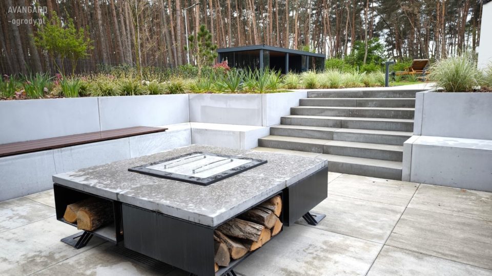 Nowoczesne palenisko z betonu architektonicznego w ogrodzie koło Jarocina