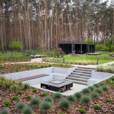 Nowoczesna altana ogrodowa z kuchnią i strefą wypoczynku w ogrodzie koło Jarocina